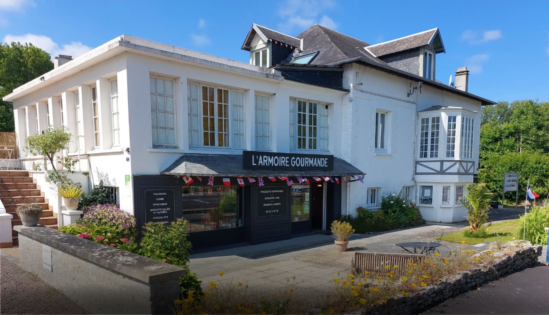L'Armoire Gourmande à Ver-sur-Mer dans le Calvados, une grande demeure historique qui accueille 3 gîtes et une épicerie fine spécialisée en produits 100% Normands à 200m de la mer. 