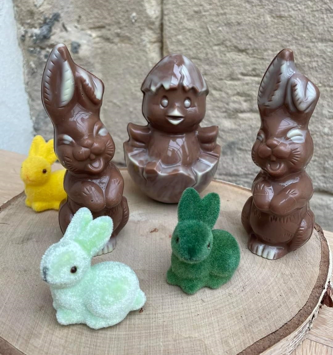 Poussins, lapins farceurs, écureuils, oeufs, l'artisan chocolatier de Ver-sur-Mer vous propose de délicieux sujets traditionnels à l'occasion de Pâques. 