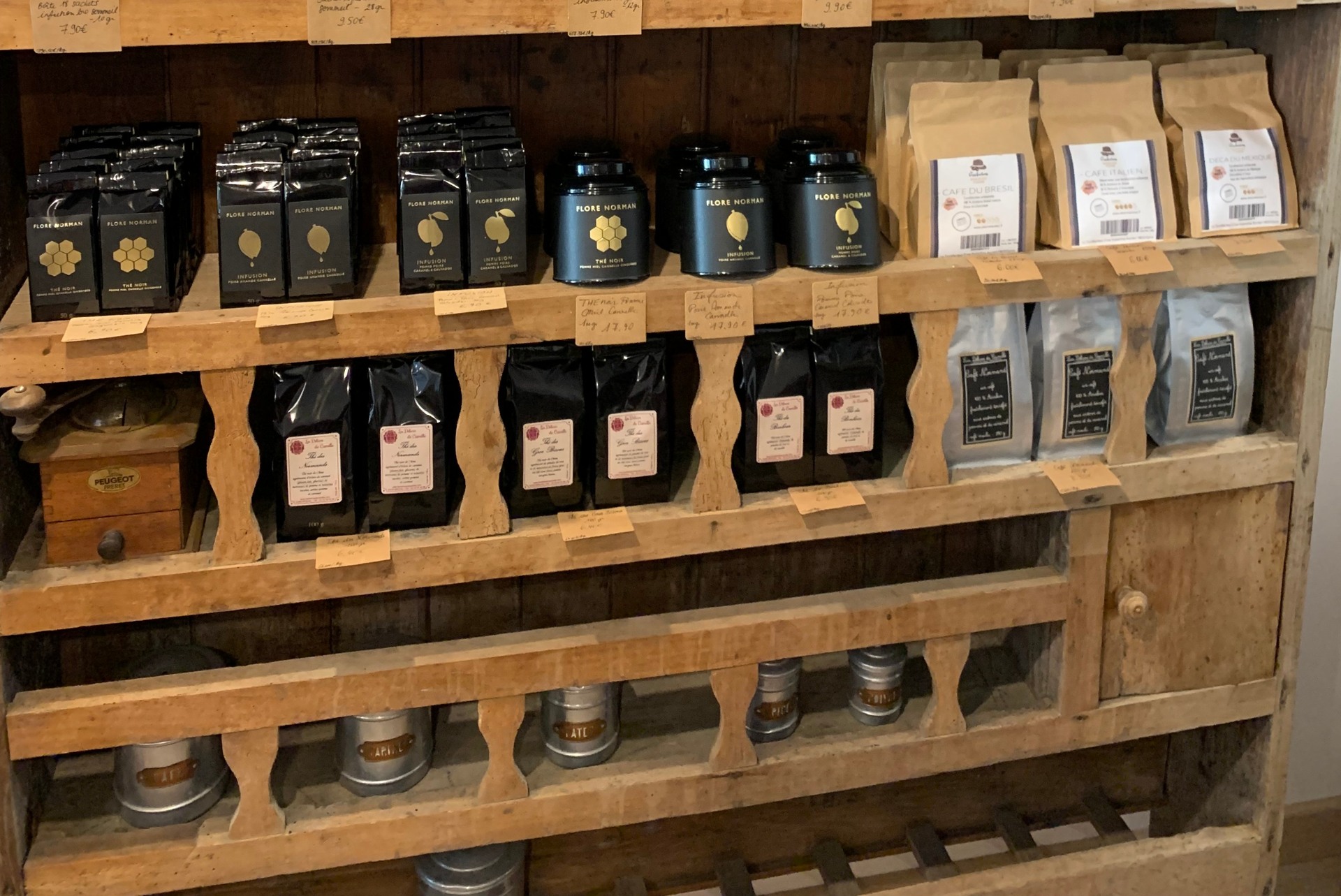 L'Armoire Gourmande propose des infusions produites en Normandie et des thés et cafés assemblés localement.